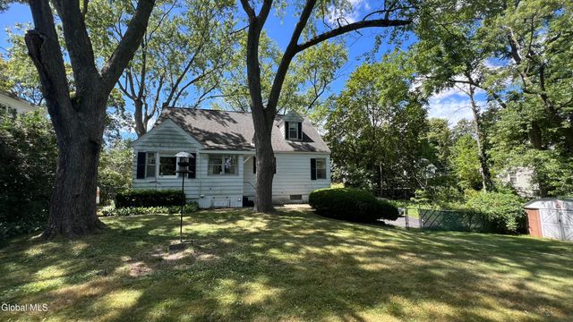 1128 Hedgewood Lane, Niskayuna, NY 12309