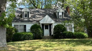 1128 Hedgewood Lane, Niskayuna, NY 12309