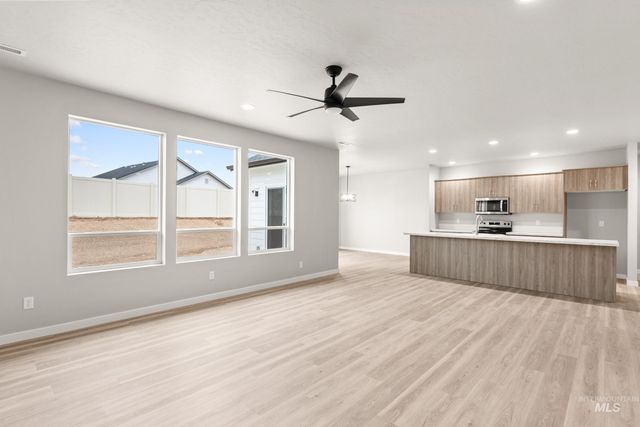 7043 E Marble Springs Dr, Nampa, ID 83687