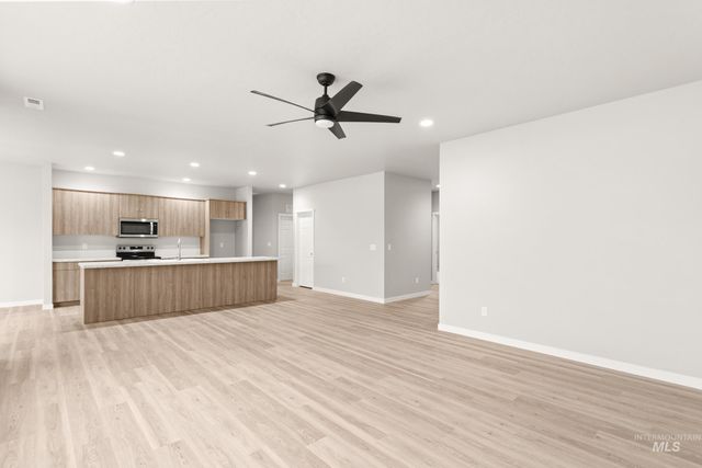 7043 E Marble Springs Dr, Nampa, ID 83687