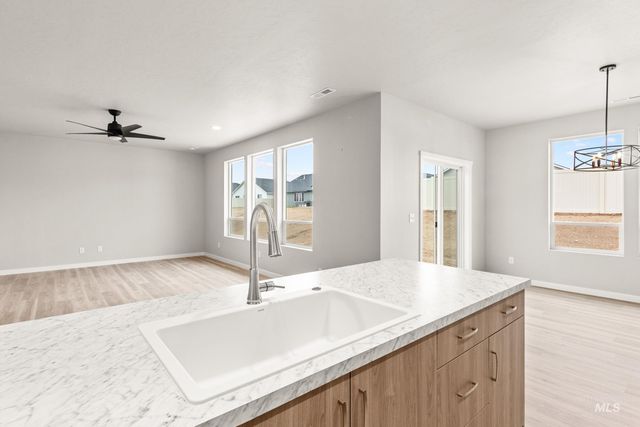 7043 E Marble Springs Dr, Nampa, ID 83687