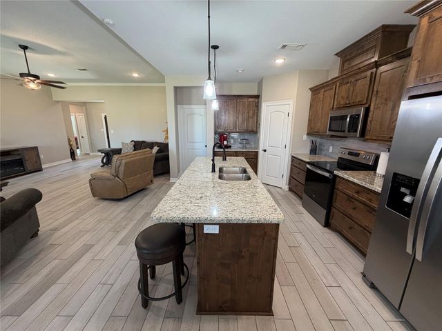 216 Shannon Street, Angleton, TX 77515