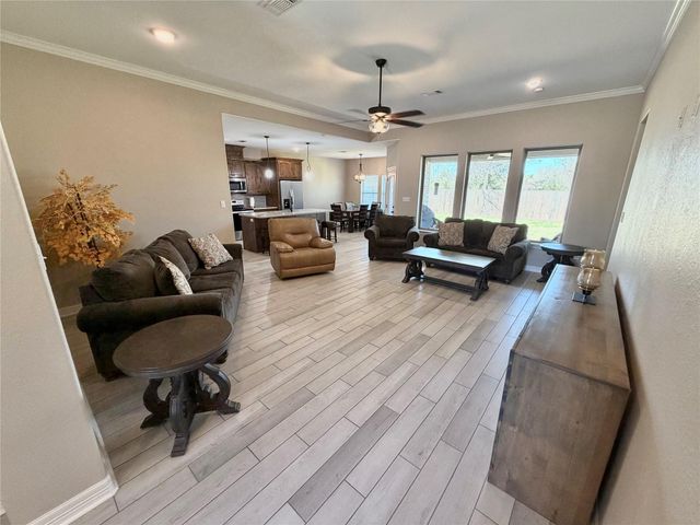 216 Shannon Street, Angleton, TX 77515