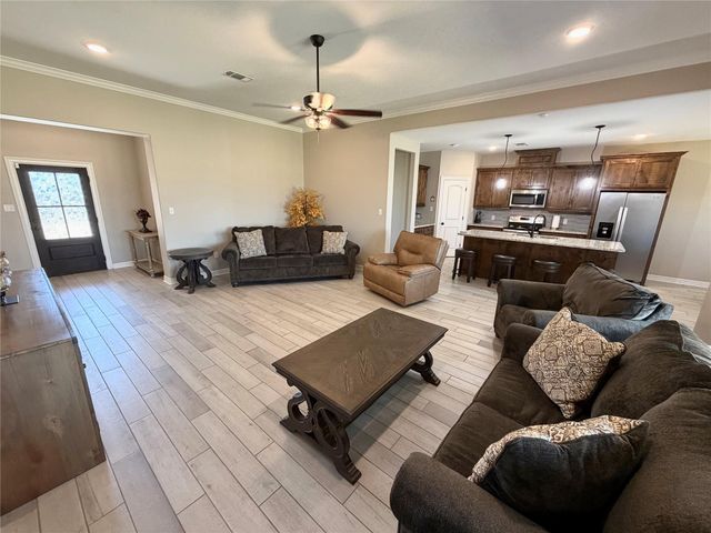 216 Shannon Street, Angleton, TX 77515