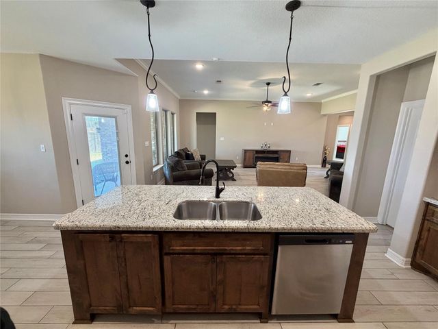 216 Shannon Street, Angleton, TX 77515