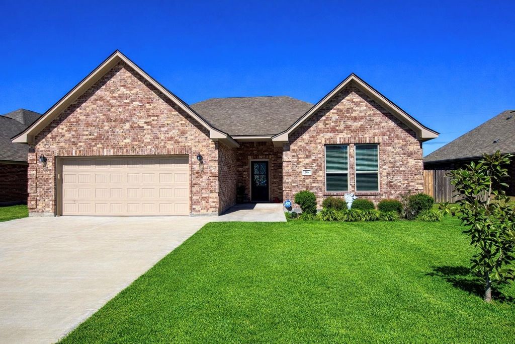 216 Shannon Street, Angleton, TX 77515