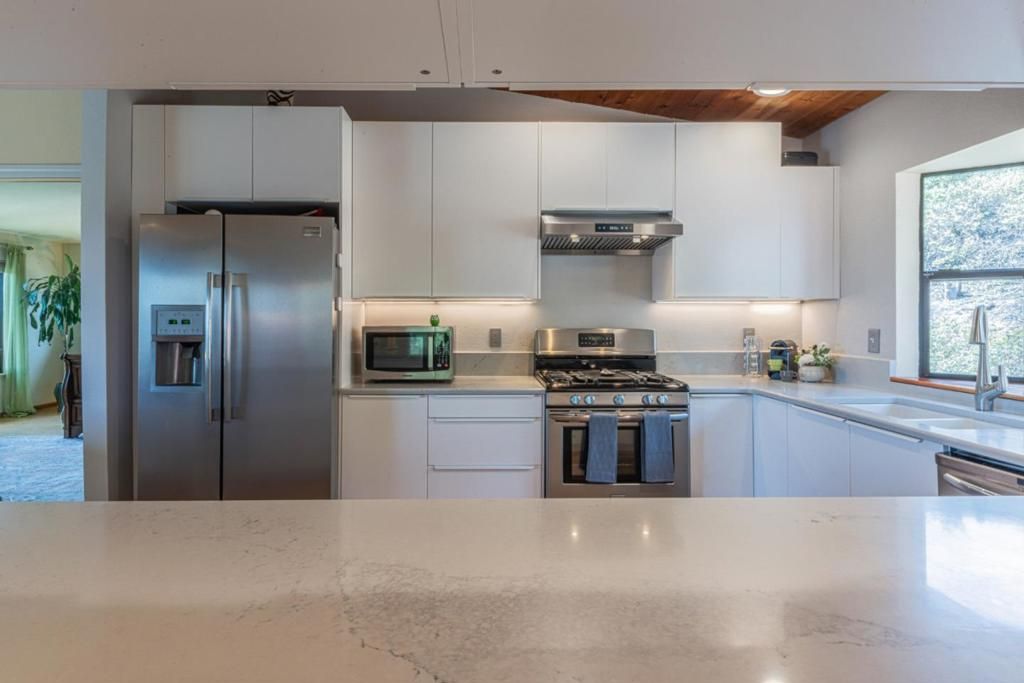 Image 2 of property listing at 17220 Garlen Court, Salinas, CA 93907