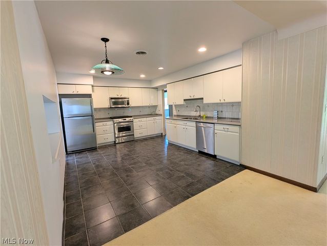 6986 Big Creek Pky, Middleburg Heights, OH 44130