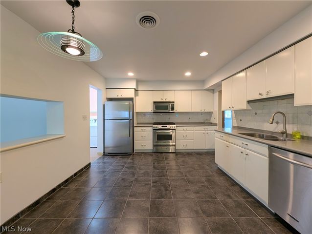 6986 Big Creek Pky, Middleburg Heights, OH 44130