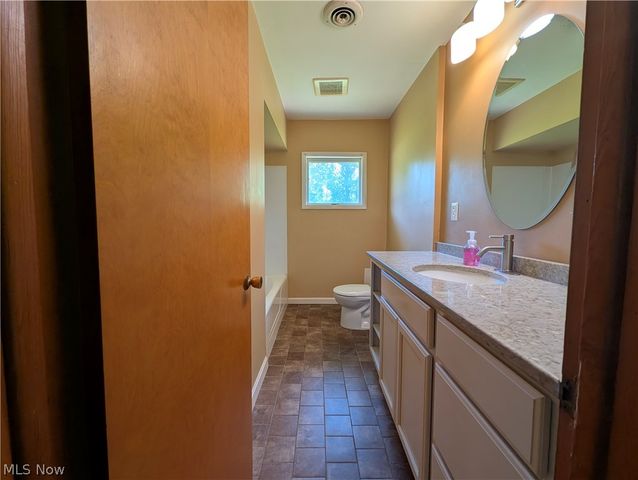 6986 Big Creek Pky, Middleburg Heights, OH 44130