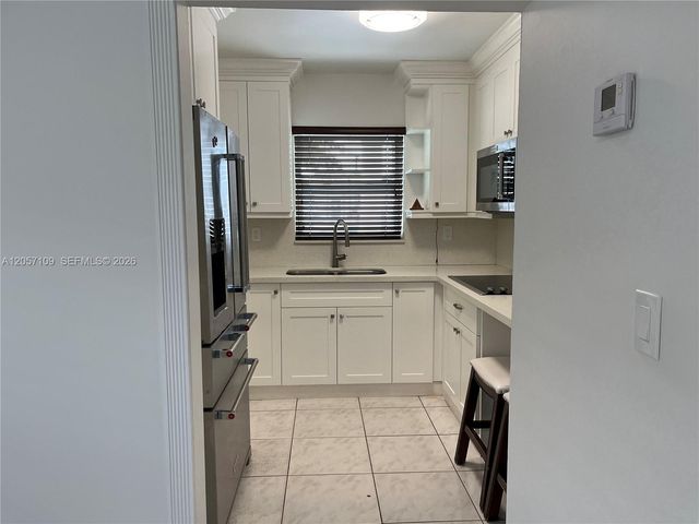 10571 SW 27th St, Miami, FL 33165