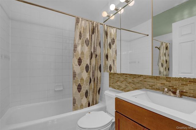 241-70 Oak Park Drive 84B, Little Neck, NY 11362