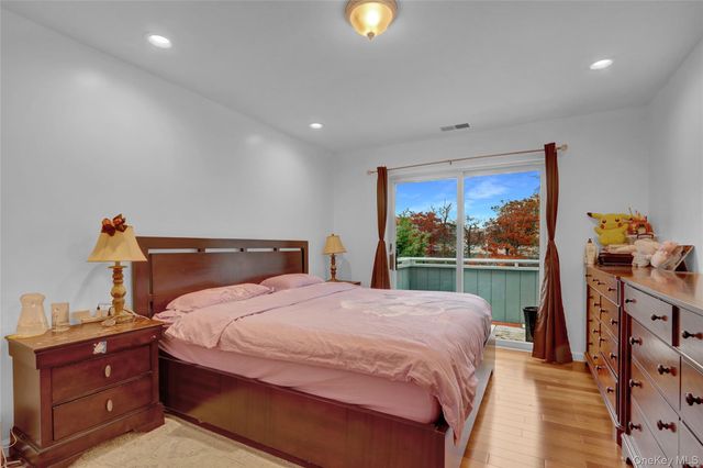 241-70 Oak Park Drive 84B, Little Neck, NY 11362
