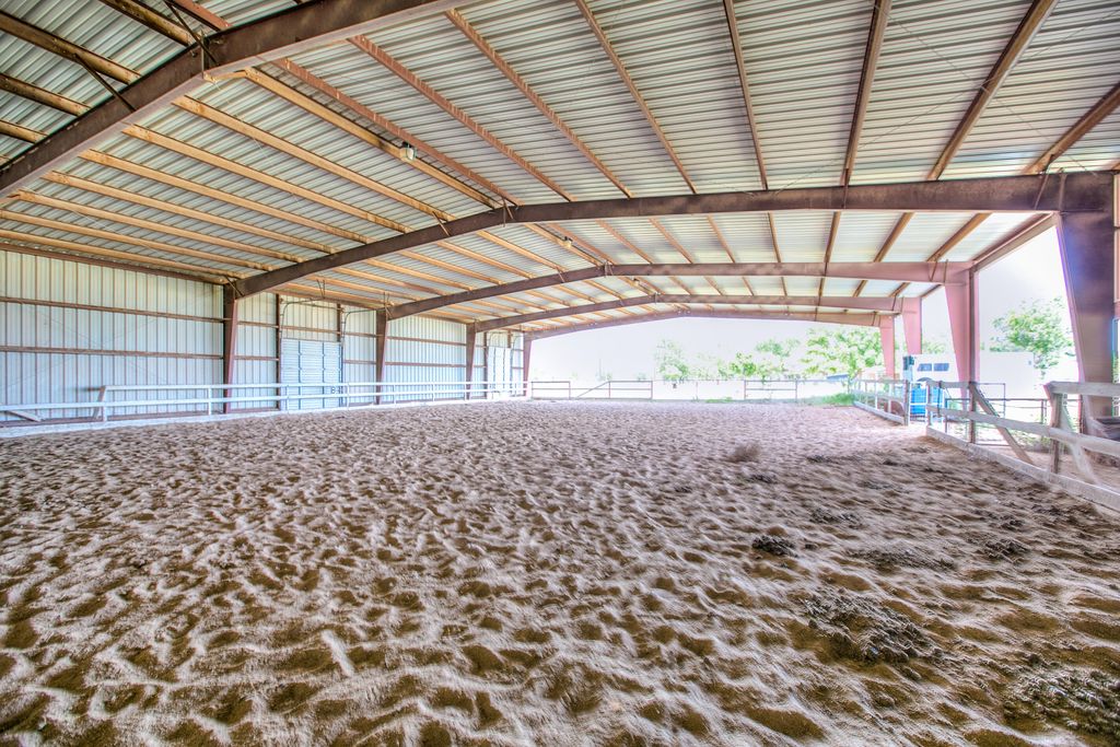 Image 1 of property listing at 3205 Country Club Road, San Angelo, TX 76904