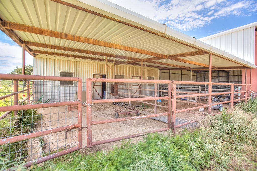 Image 10 of property listing at 3205 Country Club Road, San Angelo, TX 76904