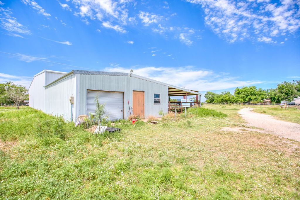 Image 11 of property listing at 3205 Country Club Road, San Angelo, TX 76904