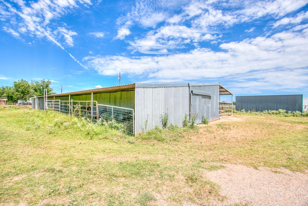 Image 12 of property listing at 3205 Country Club Road, San Angelo, TX 76904