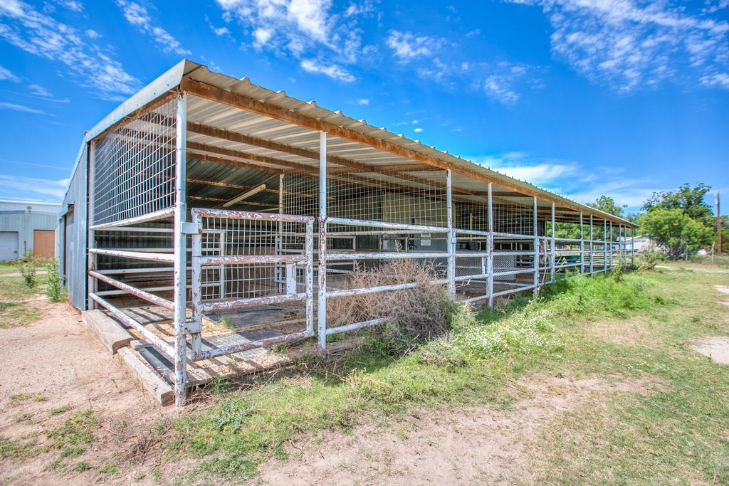 Image 13 of property listing at 3205 Country Club Road, San Angelo, TX 76904