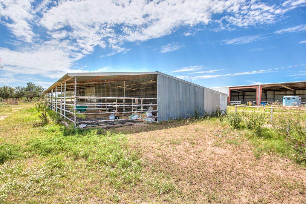 Image 14 of property listing at 3205 Country Club Road, San Angelo, TX 76904