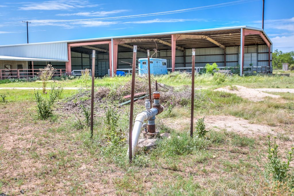 Image 16 of property listing at 3205 Country Club Road, San Angelo, TX 76904