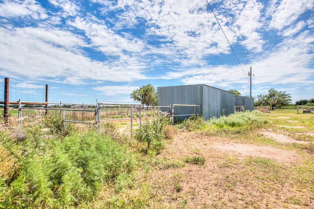 Image 17 of property listing at 3205 Country Club Road, San Angelo, TX 76904