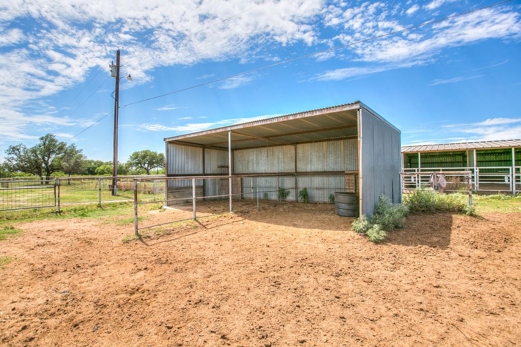 Image 18 of property listing at 3205 Country Club Road, San Angelo, TX 76904