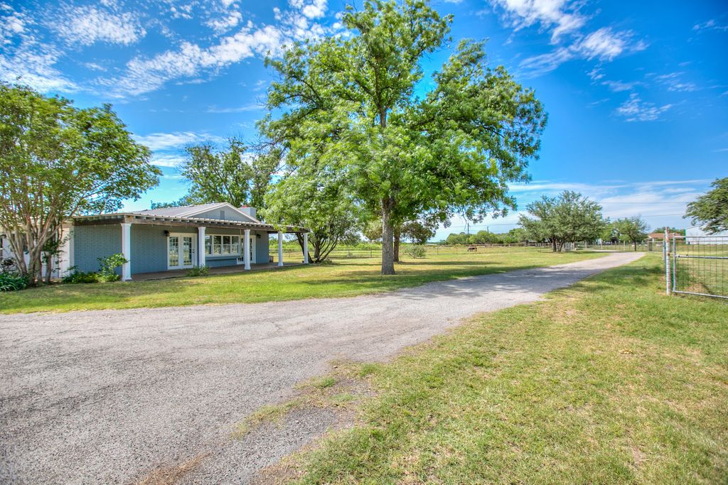 Image 2 of property listing at 3205 Country Club Road, San Angelo, TX 76904