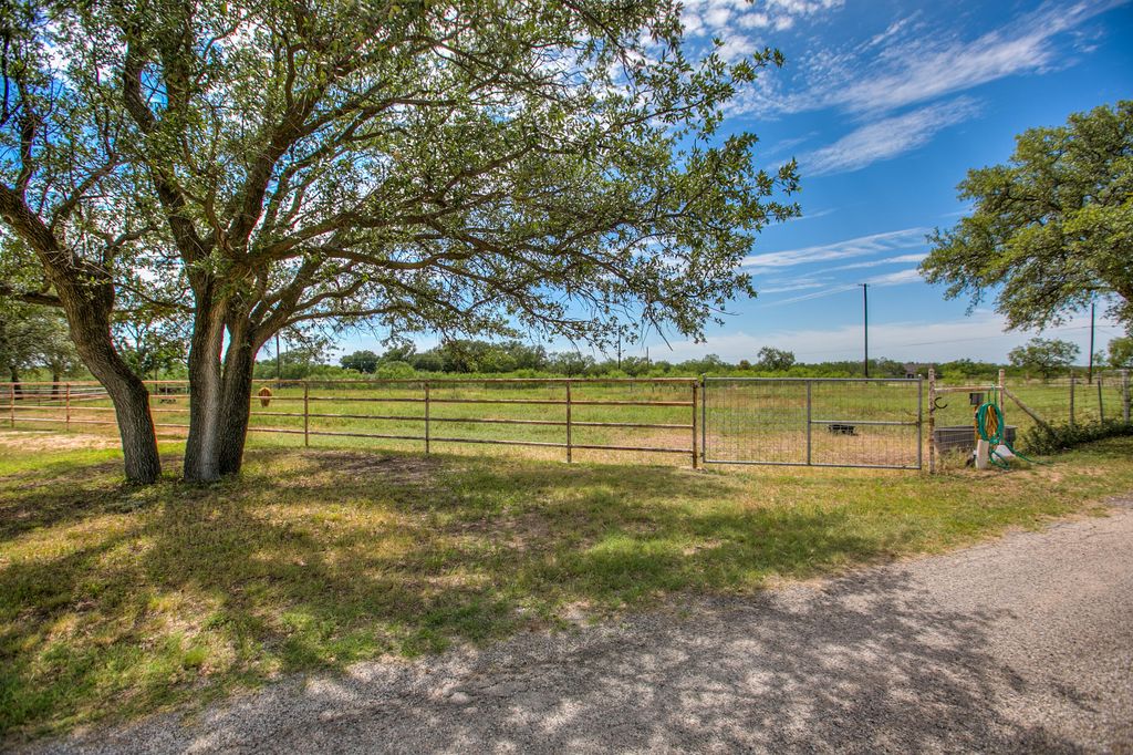 Image 28 of property listing at 3205 Country Club Road, San Angelo, TX 76904