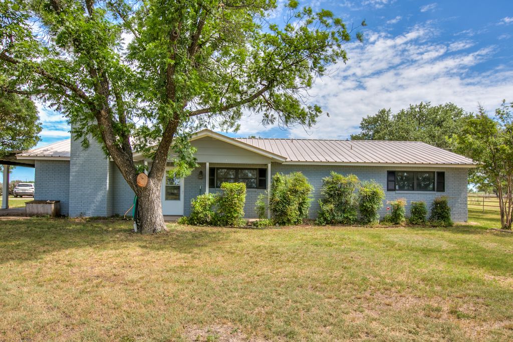 Image 3 of property listing at 3205 Country Club Road, San Angelo, TX 76904