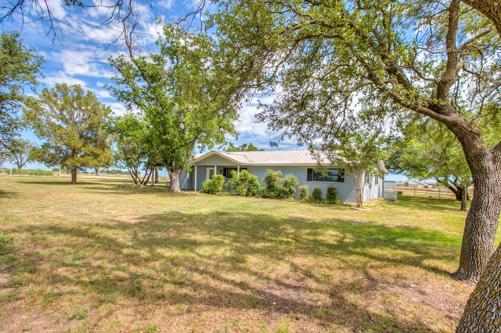 Image 35 of property listing at 3205 Country Club Road, San Angelo, TX 76904