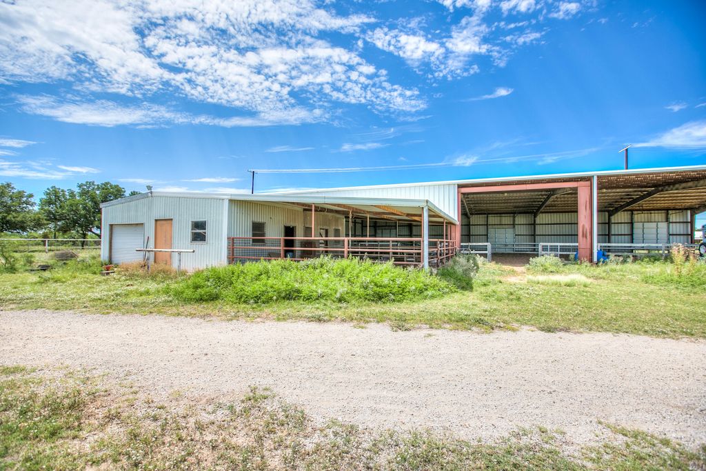 Image 4 of property listing at 3205 Country Club Road, San Angelo, TX 76904