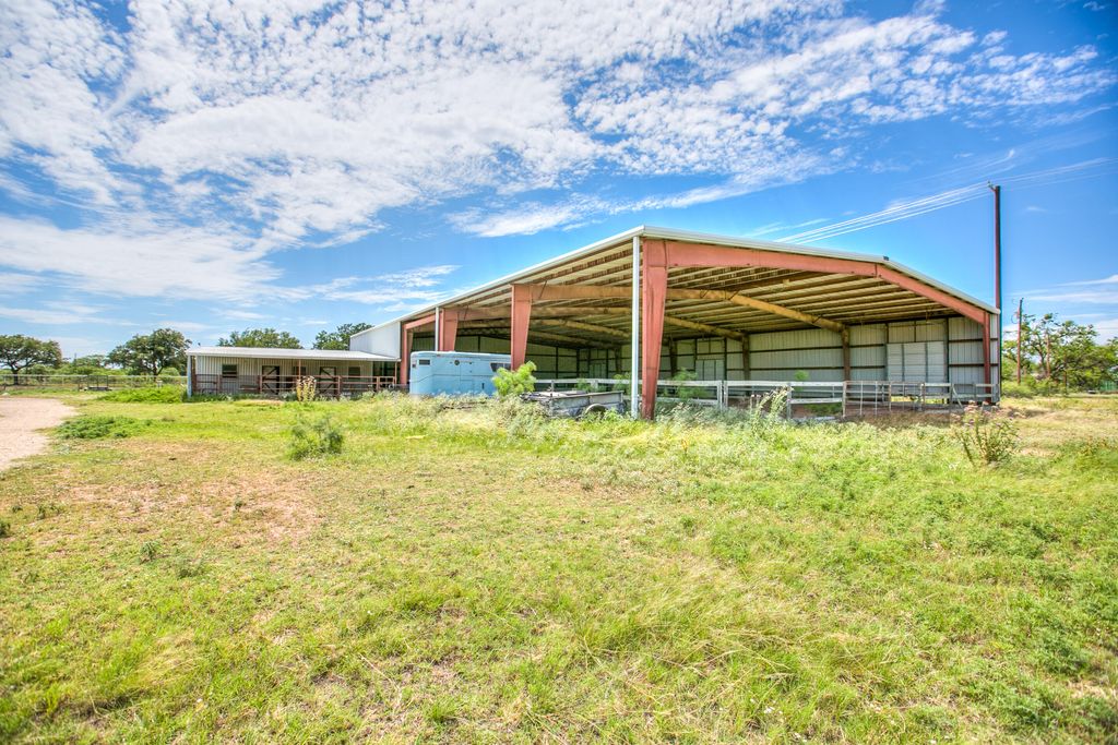 Image 5 of property listing at 3205 Country Club Road, San Angelo, TX 76904