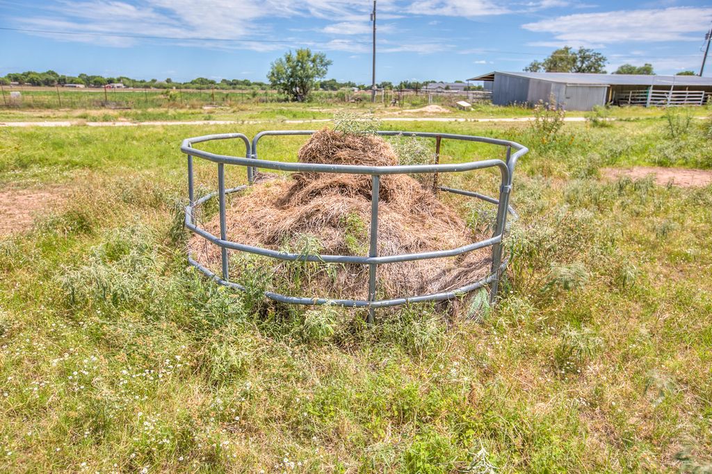 Image 6 of property listing at 3205 Country Club Road, San Angelo, TX 76904