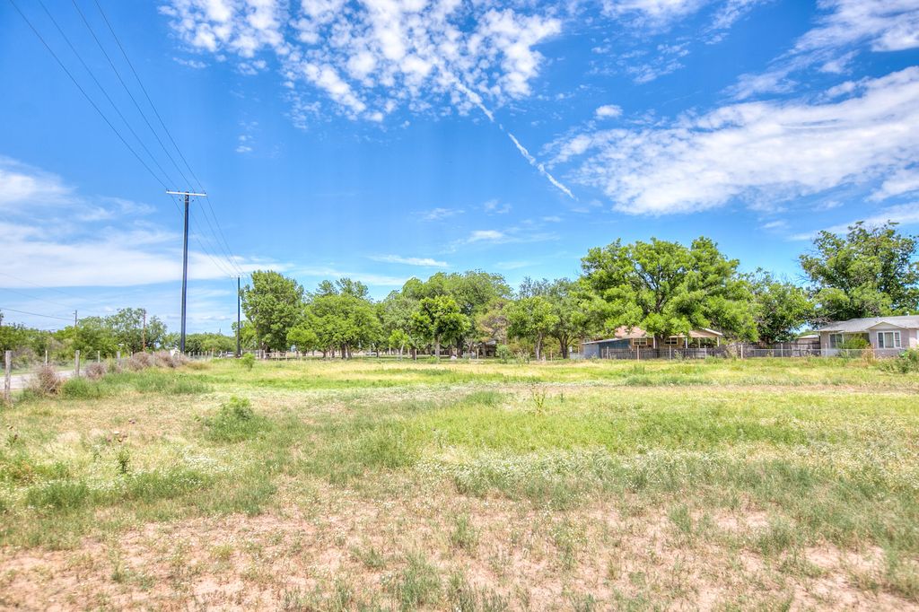 Image 7 of property listing at 3205 Country Club Road, San Angelo, TX 76904