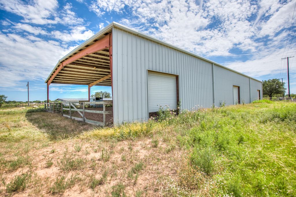 Image 8 of property listing at 3205 Country Club Road, San Angelo, TX 76904