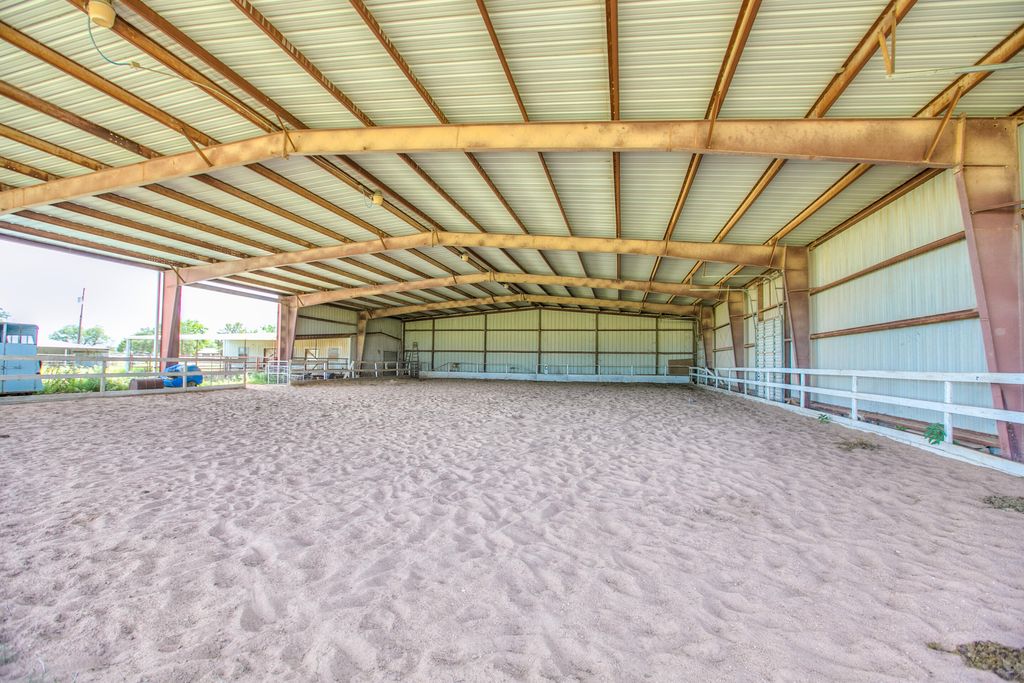 Image 9 of property listing at 3205 Country Club Road, San Angelo, TX 76904