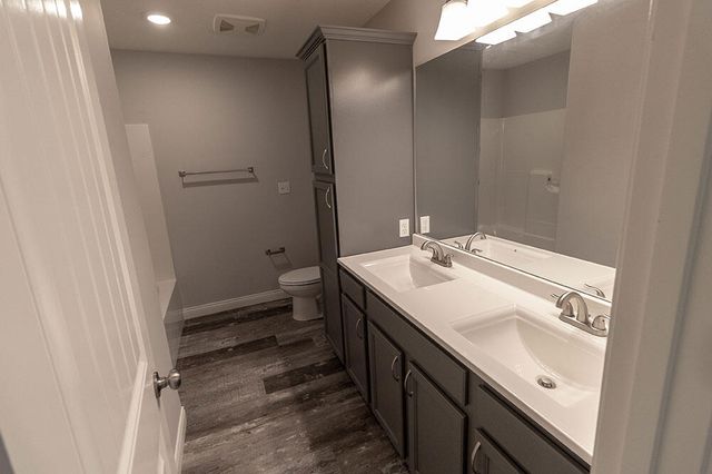 2801 AMBERWOOD CT, Columbia, MO 65203