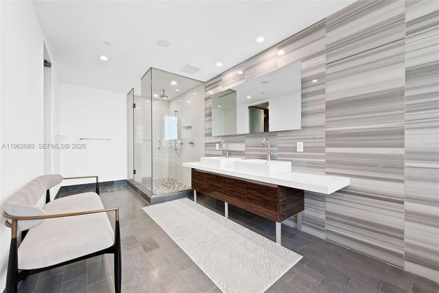 1100 Biscayne Blvd 5706, Miami, FL 33132