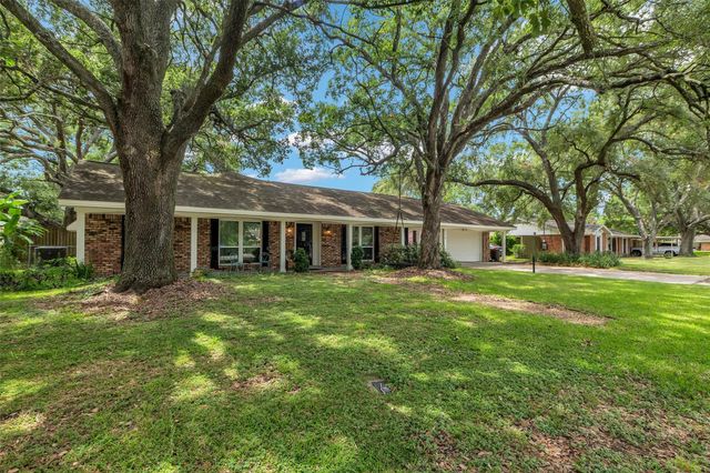 1318 Moller Road, Alvin, TX 77511