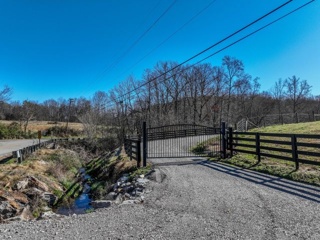 875 Waterloo Rd, Westpoint, TN 38486