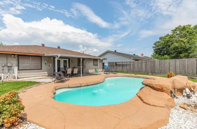 215 N 37th Street, Nederland, TX 77627