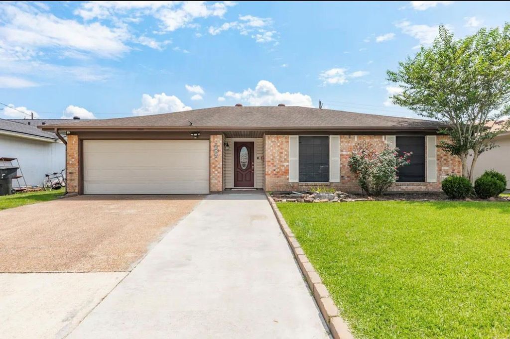 215 N 37th Street, Nederland, TX 77627