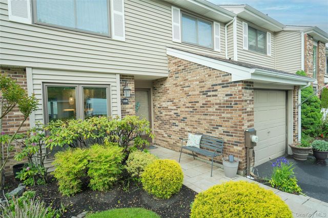 188 Pond View Lane, Smithtown, NY 11787