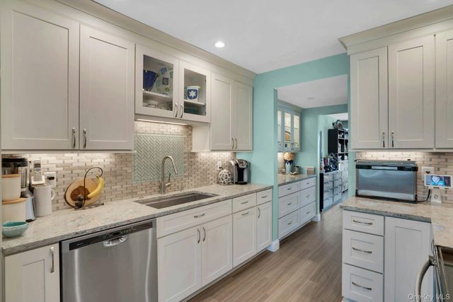 188 Pond View Lane, Smithtown, NY 11787