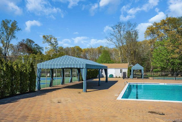 188 Pond View Lane, Smithtown, NY 11787