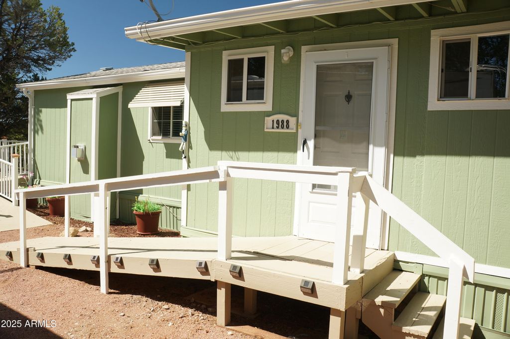 1988 Bradley Lane, Overgaard, AZ 85933