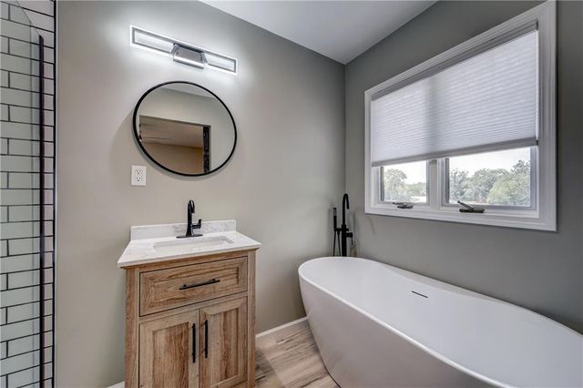 14788 Midway Drive, Excelsior Springs, MO 64024