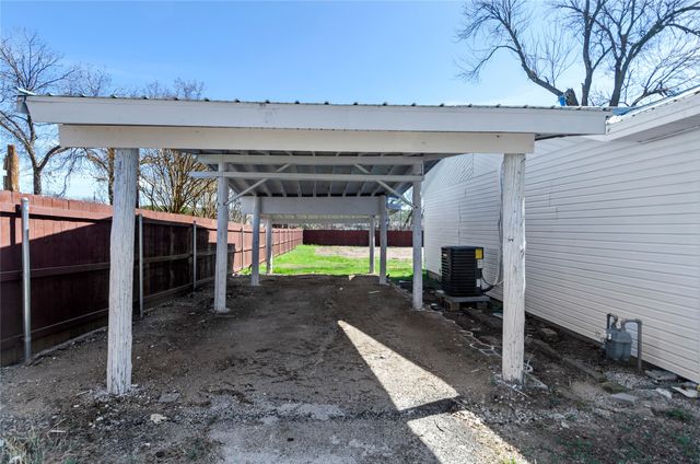 131 Long Street, Bowie, TX 76230