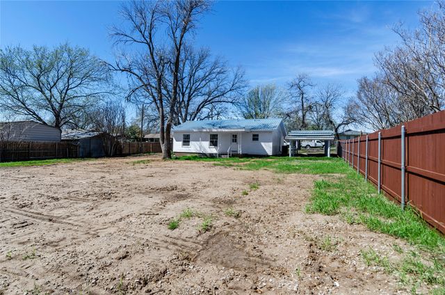 131 Long Street, Bowie, TX 76230