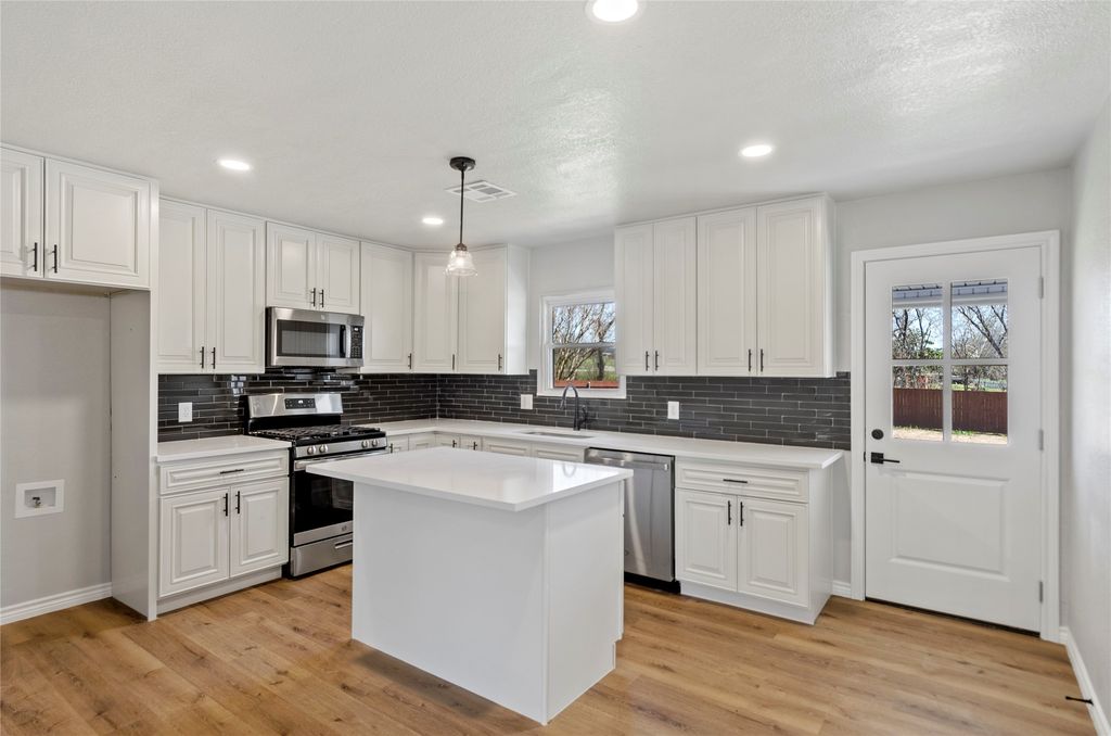 131 Long Street, Bowie, TX 76230